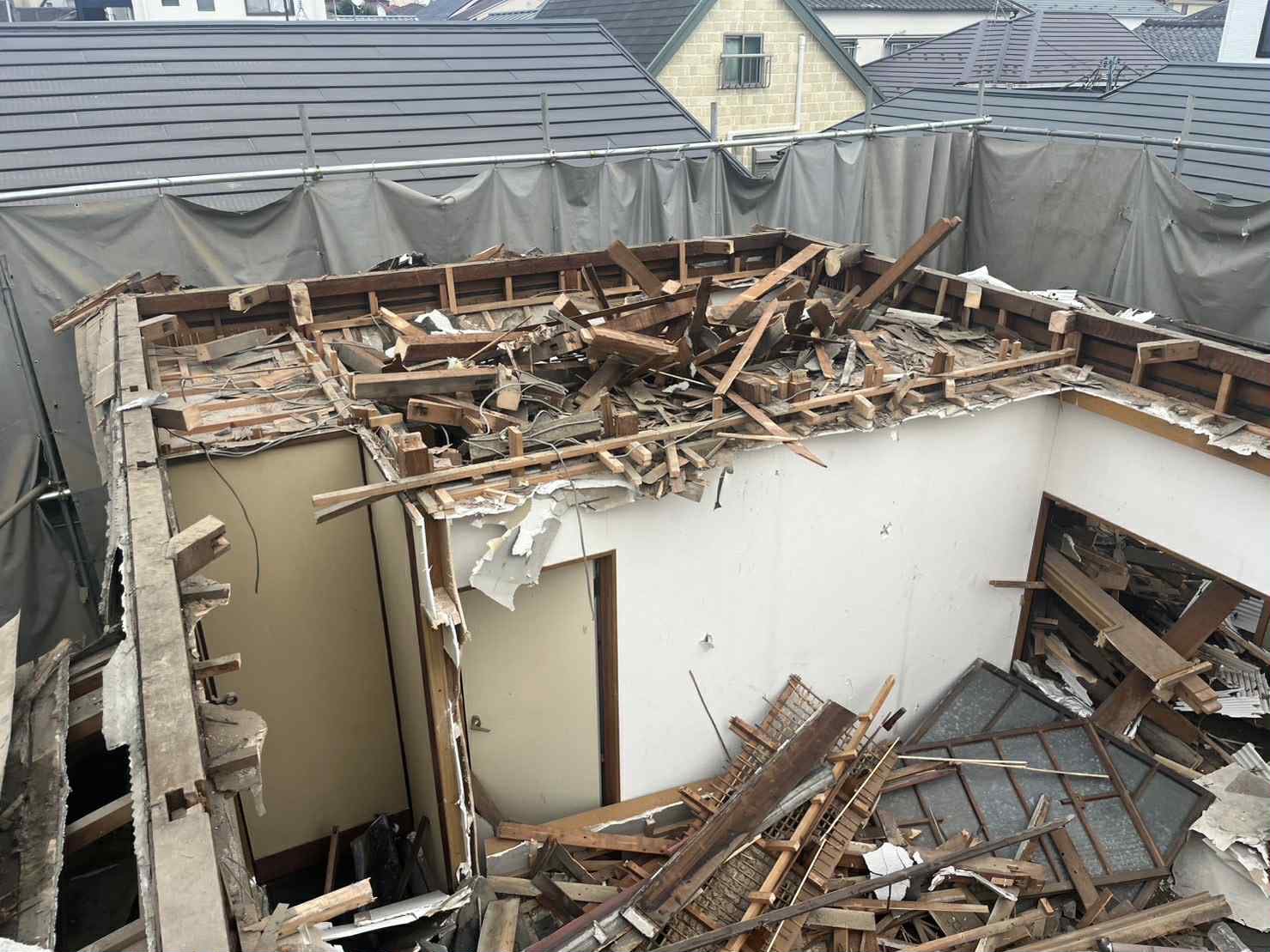 2025/11/17の解体状況：２階手壊し→１階手壊し